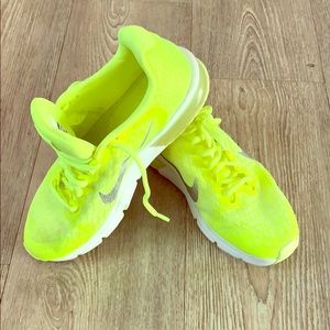 Highlighter yellow airmax Nike’s